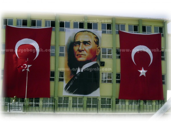 Binaya Asılan Büyük Ebatta Türk Bayrağı