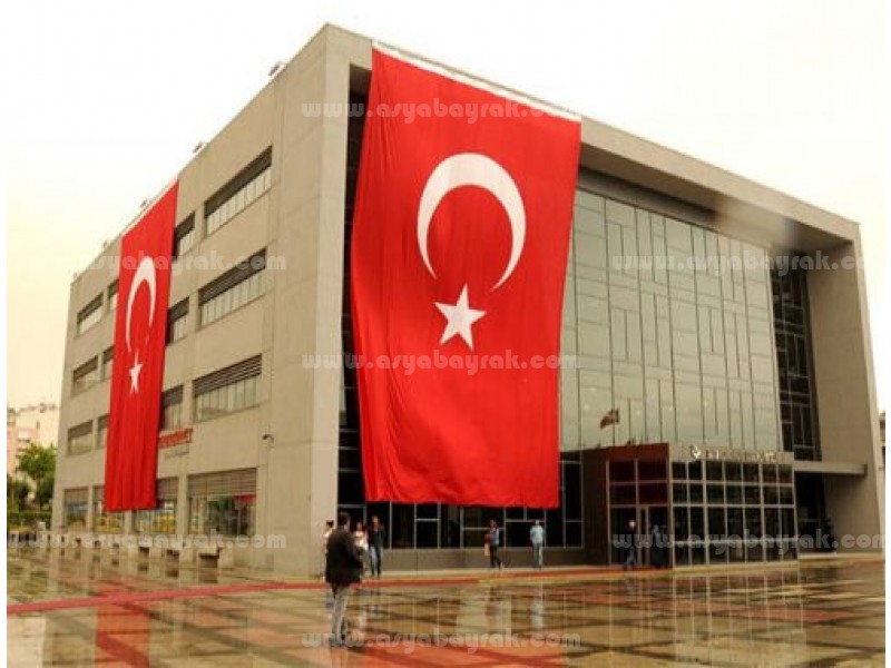 Binaya Asılan Türk Bayrağı